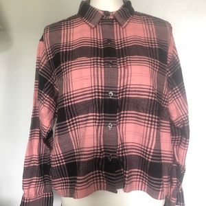 LEVI’S Pink Plaid Cropped Flannel